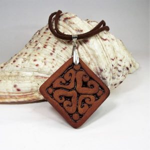 RIKA AromaÉkszer - Nyaklánc vörös-barna, szív motívumos, illatosítható négyzet alakú kerámia medállal
