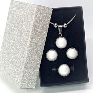 Fehér medálos nemesacél nyaklánc, gyűrű és fülbevaló szett díszdobozban - www. aromaekszer.hu