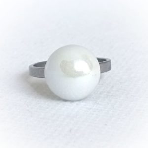 Fehér porcelán díszes orvosi fém gyűrű - www.aromaekszer.hu